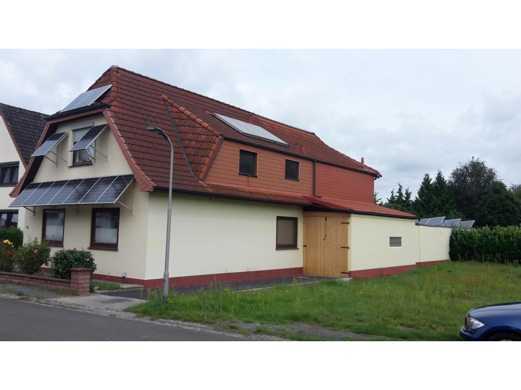 Zweifamilienhaus: Hausansicht + Garage