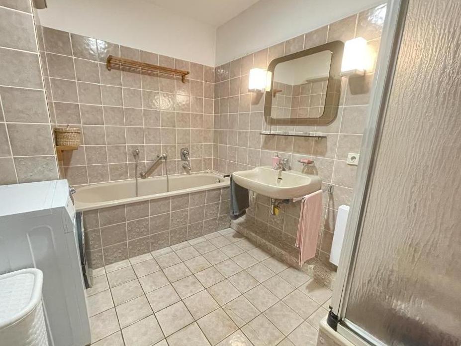 Bad mit Wanne und Dusche