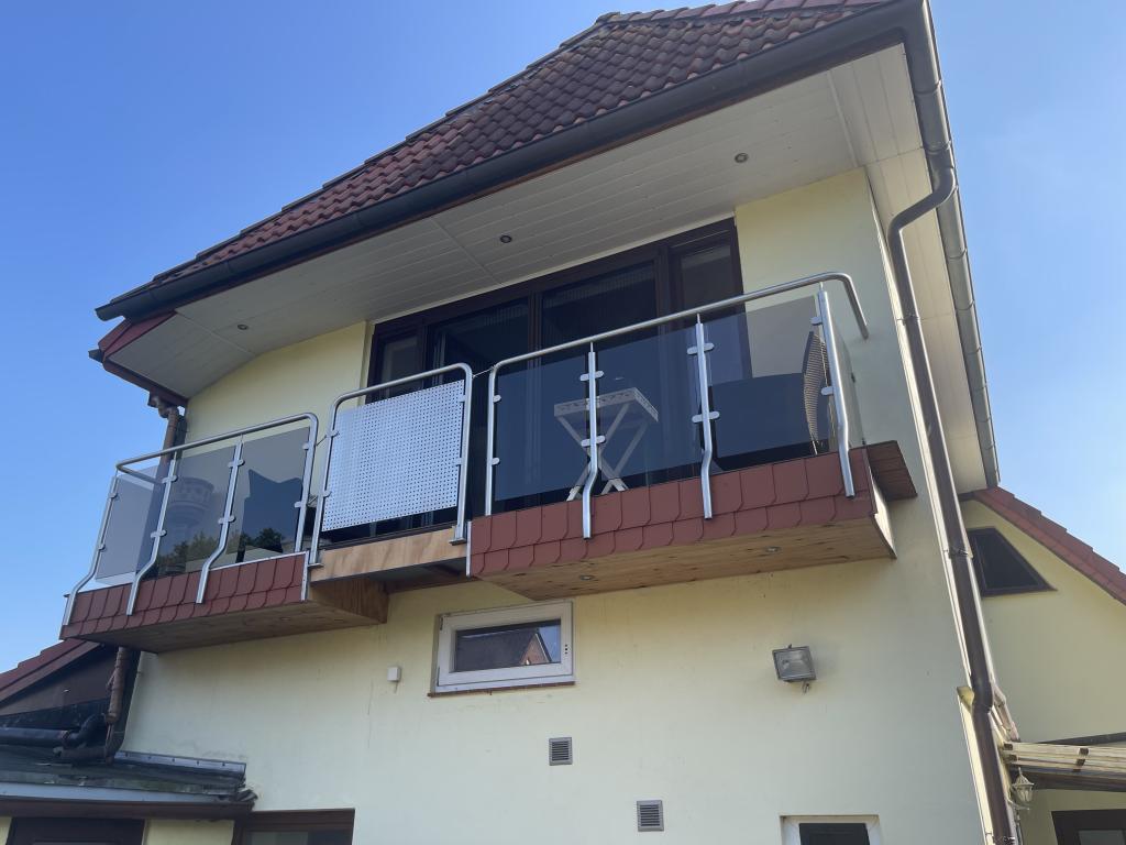 Zweifamilienhaus: Rückansicht mit Balkon