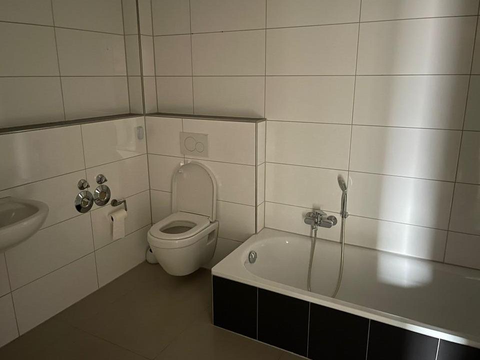 Doppelhaushälfte: Bad mit Wanne und Dusche_EG