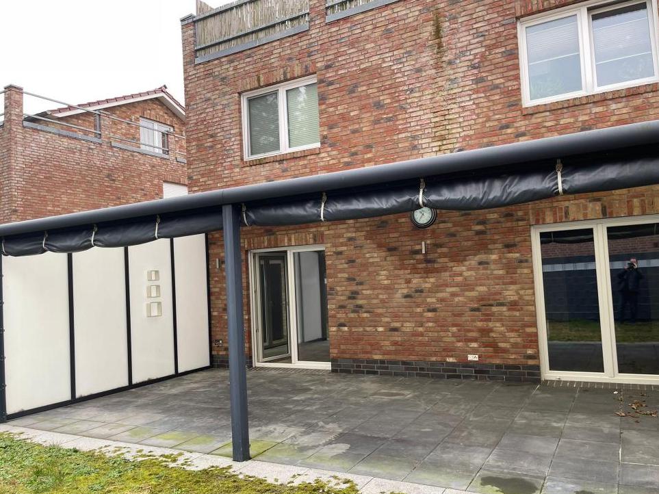 Doppelhaushälfte: überdachte Terrasse
