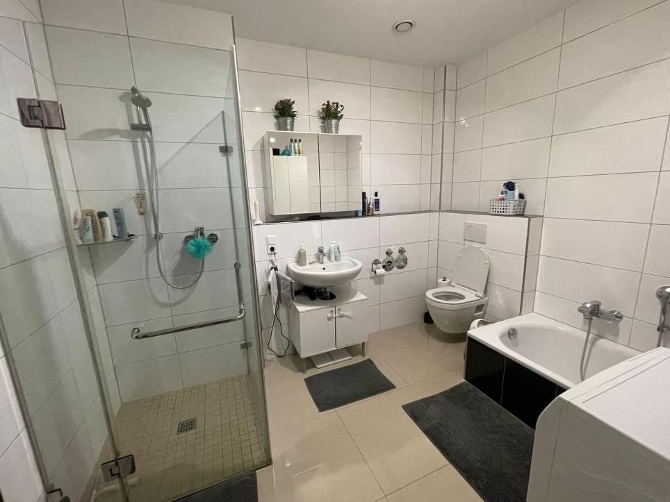 Doppelhaushälfte: Bad mit Wanne und Dusche_OG