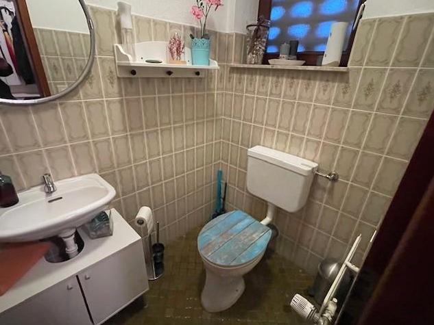 Doppelhaushälfte: Gäste-WC